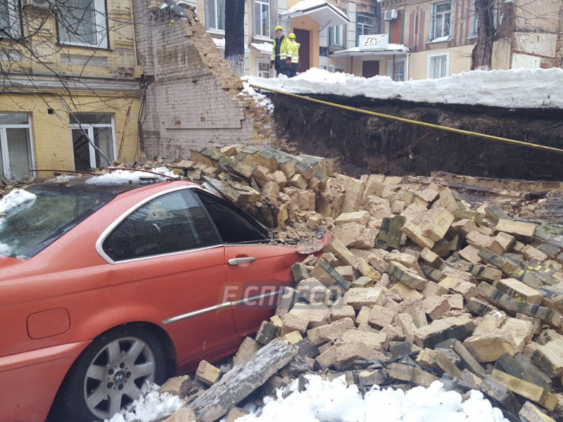 У Києві обвалилася стіна і розчавила два автомобіля