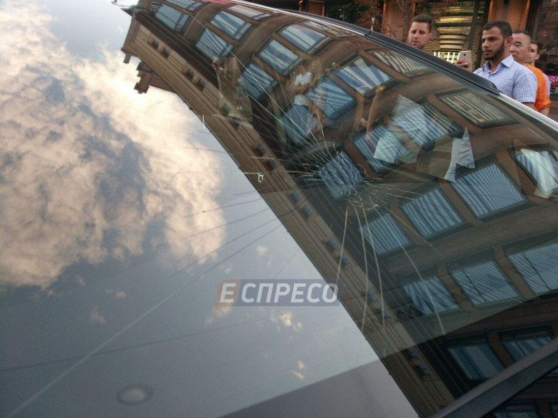 В Киеве парень пробежался по патрульному авто