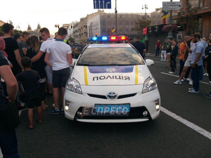 В Киеве парень пробежался по патрульному авто