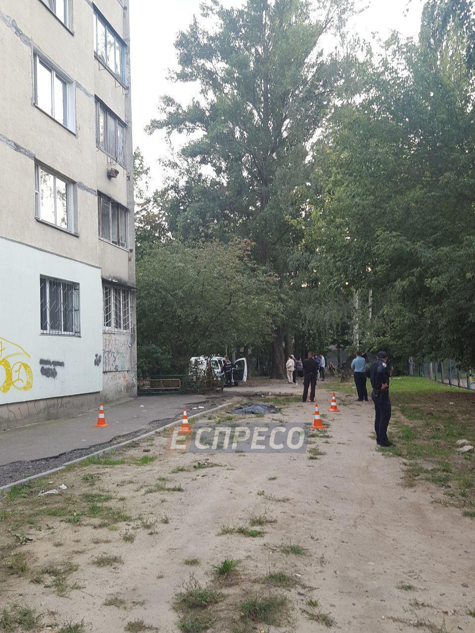 В Киеве 16-летняя девушка выбросилась из окна многоэтажки