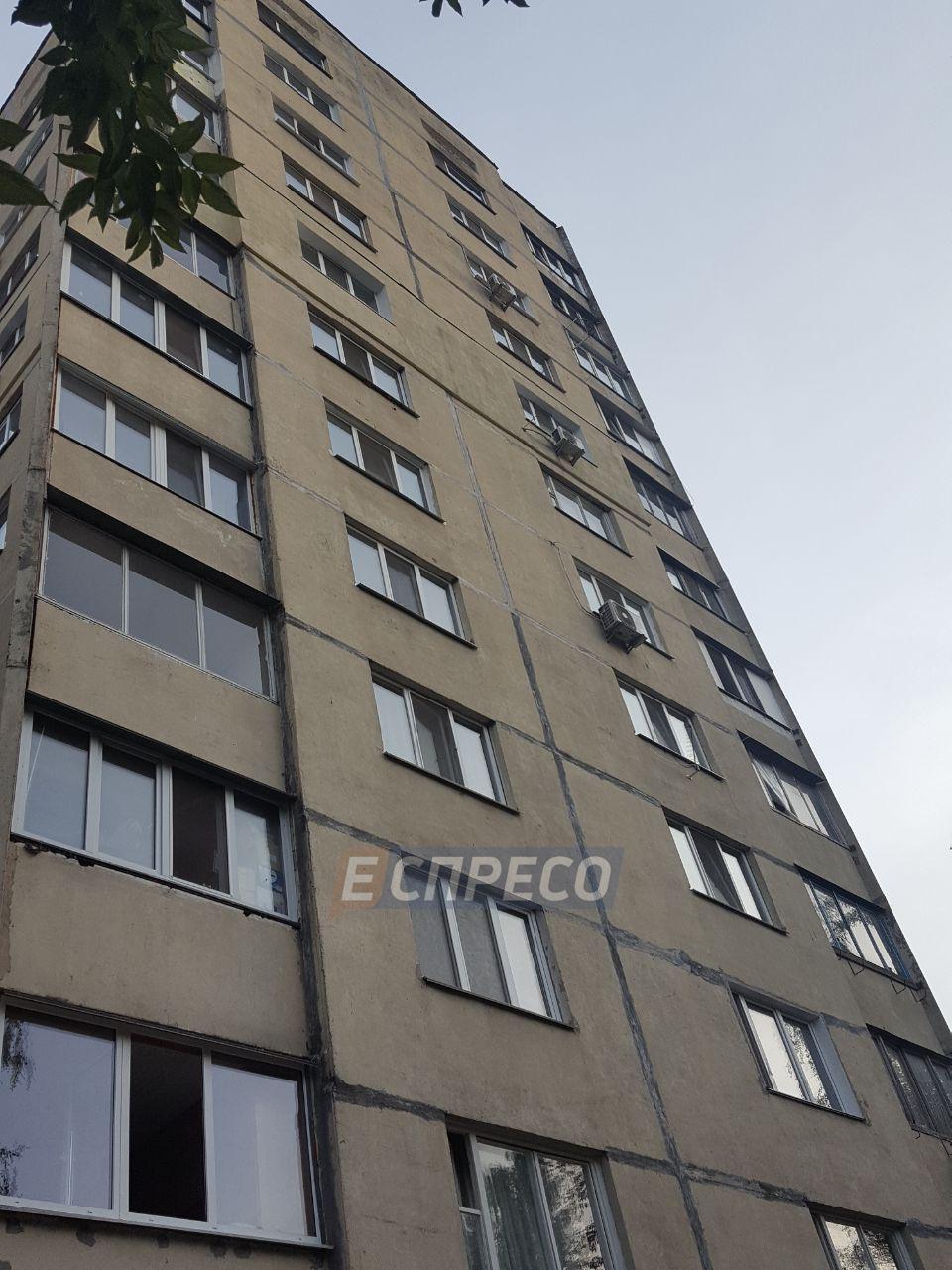 В Киеве 16-летняя девушка выбросилась из окна многоэтажки