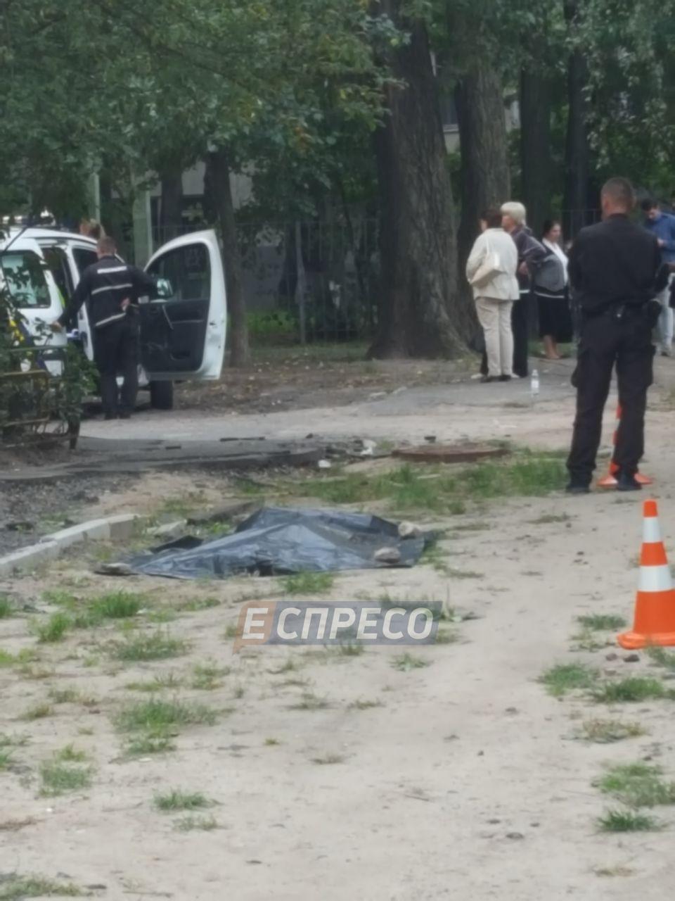 В Киеве 16-летняя девушка выбросилась из окна многоэтажки