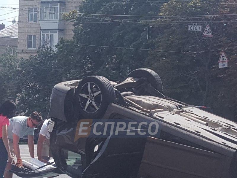 "Німець" перекинувся на дах: у Києві сталося сильне зіткнення авто (фото)