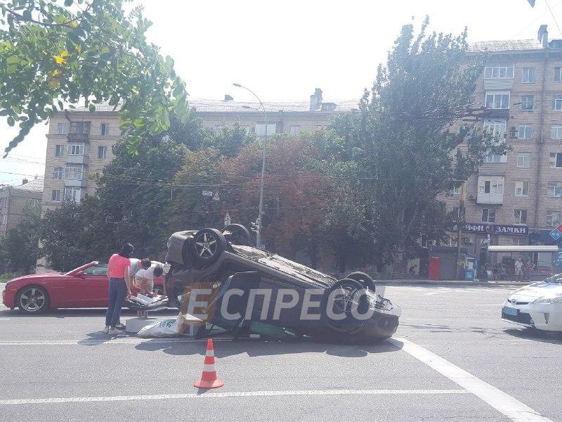 "Німець" перекинувся на дах: у Києві сталося сильне зіткнення авто (фото)