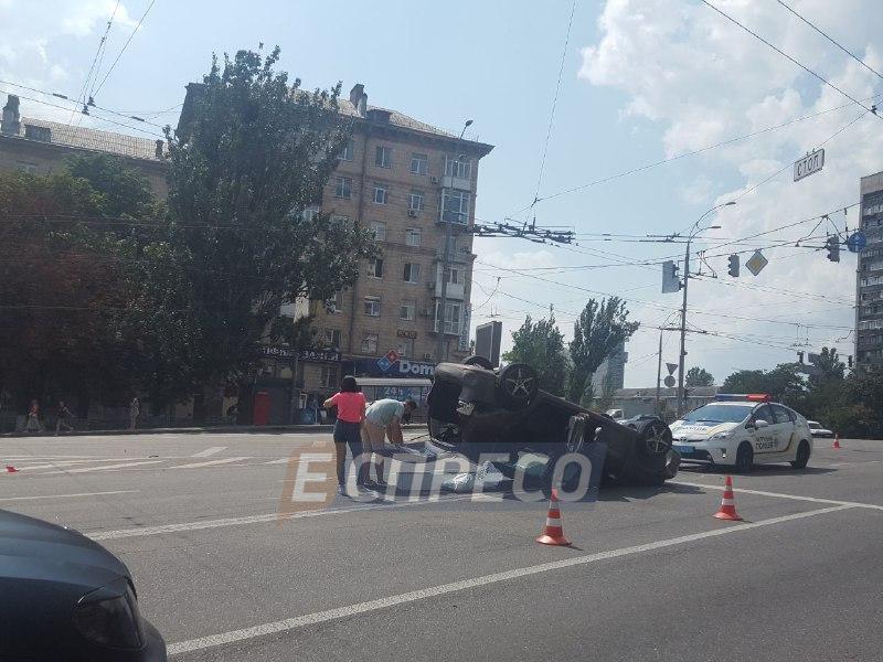 "Німець" перекинувся на дах: у Києві сталося сильне зіткнення авто (фото)