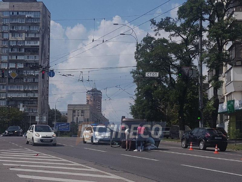 "Німець" перекинувся на дах: у Києві сталося сильне зіткнення авто (фото)