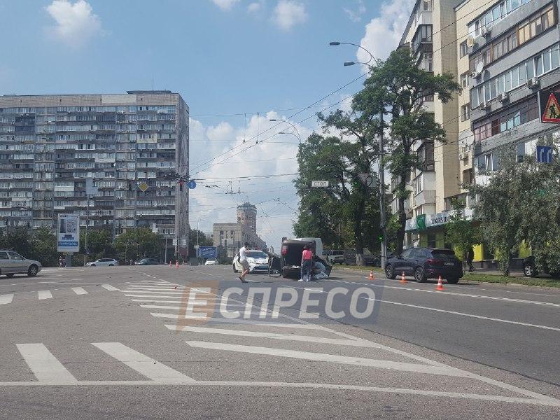 "Німець" перекинувся на дах: у Києві сталося сильне зіткнення авто (фото)