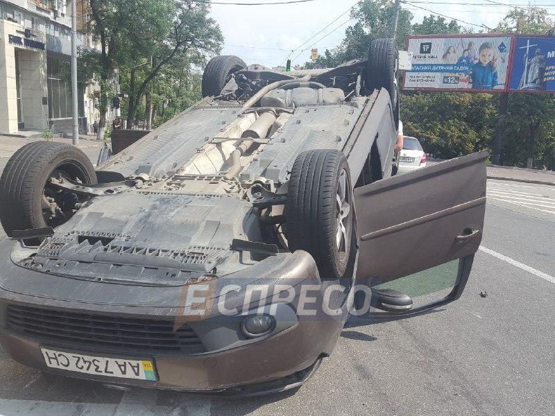 "Німець" перекинувся на дах: у Києві сталося сильне зіткнення авто (фото)