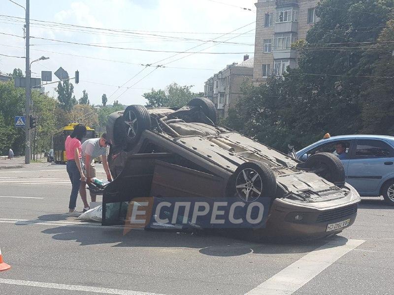 "Німець" перекинувся на дах: у Києві сталося сильне зіткнення авто (фото)