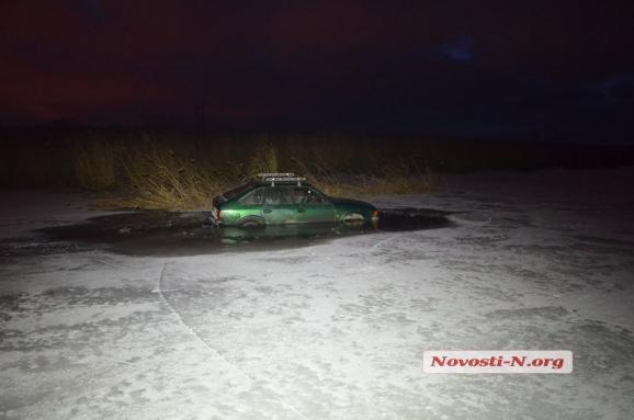 В Николаеве провалился под лед "Москвич"