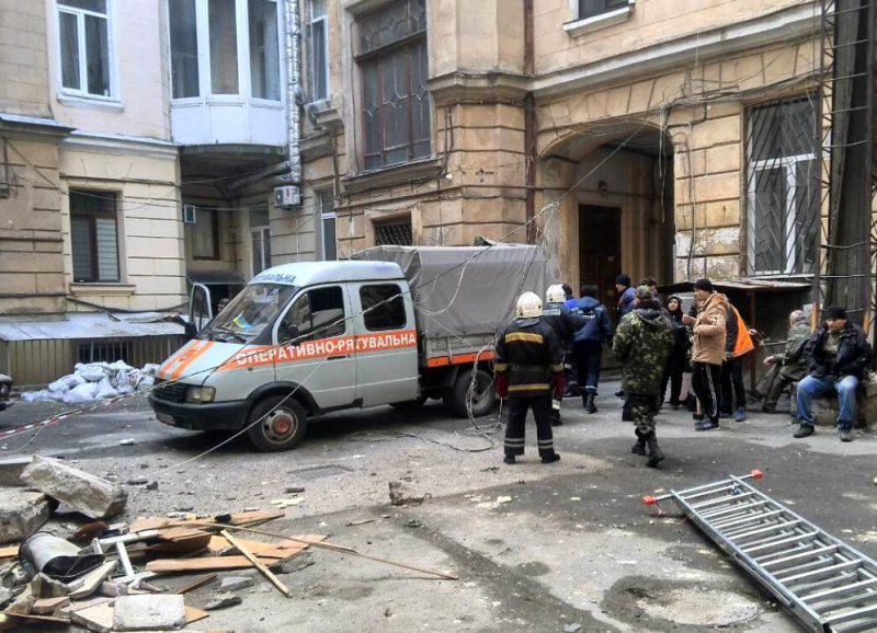 В центре Одессы в доме неожиданно обвалились балконы (фото)