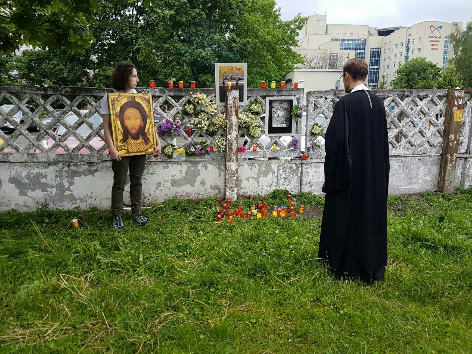 У Києві вшанували пам'ять померлого безхатченка, який пролежав два дні під стінами лікарні швидкої допомоги