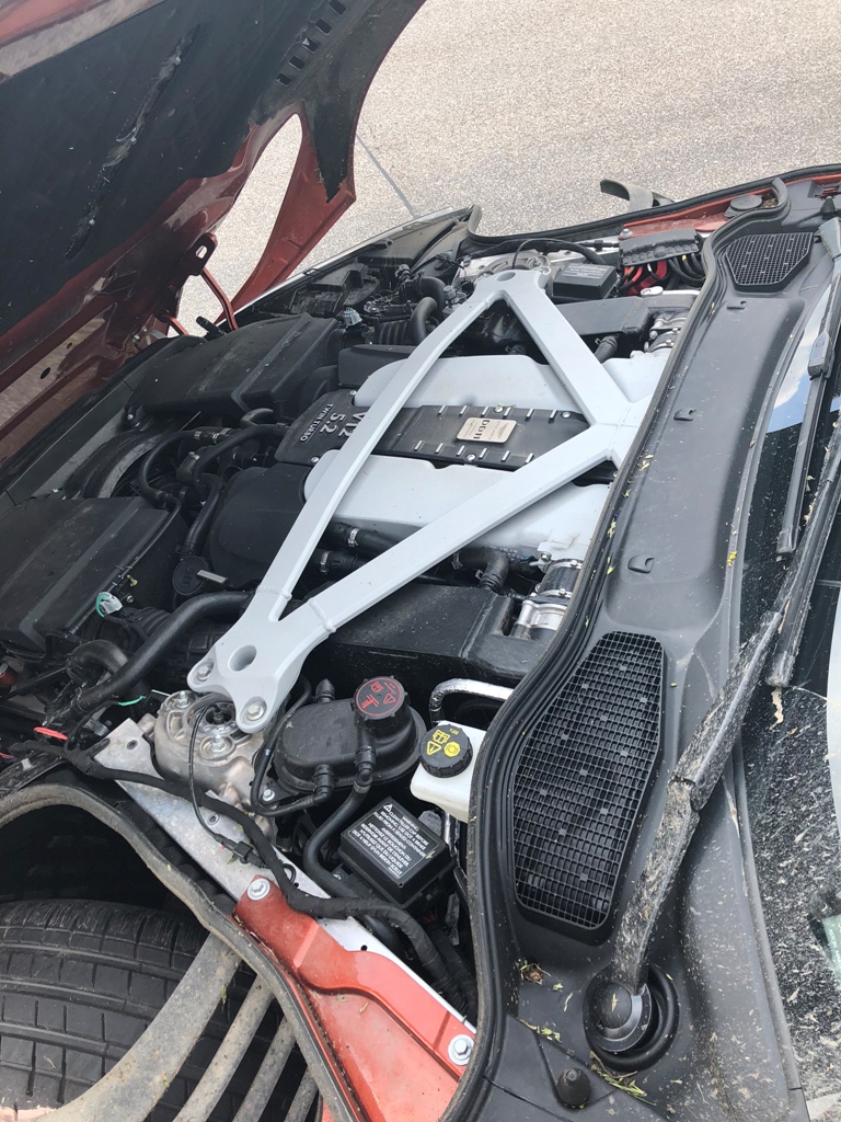 На трасі Харків-Дніпро власник покинув на дорозі елітний спорткар (фото, відео)