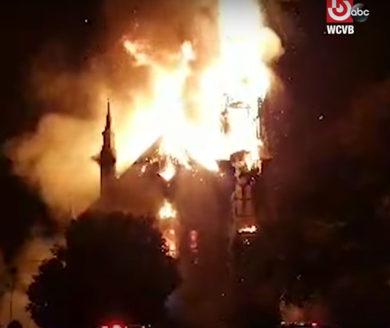 Пытались тщетно спасти: молния уничтожила 150-летнюю церковь (видео)