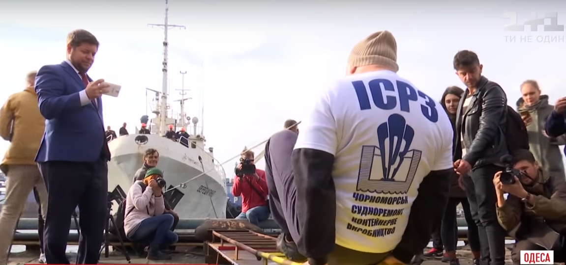 Украинский силач установил новый мировой рекорд своими зубами (видео)