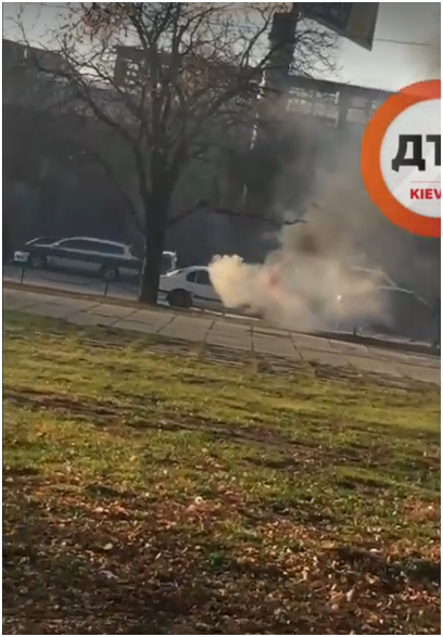 В Киеве посреди дороги вспыхнул автомобиль