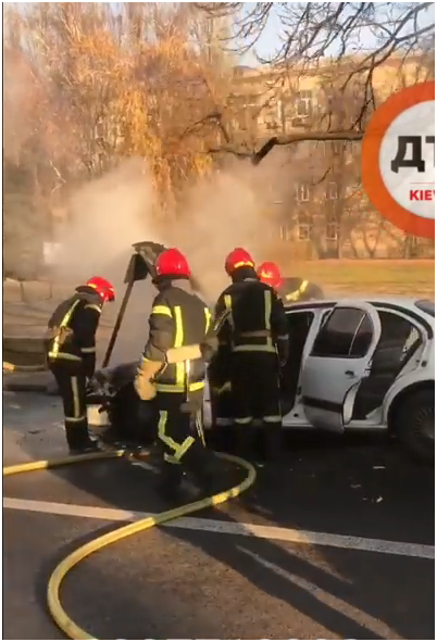 В Киеве посреди дороги вспыхнул автомобиль