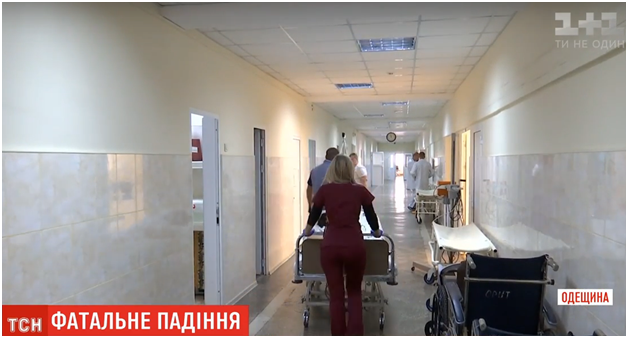 Не вийшла з коми: в Одеській області жінка випала з маршрутки, що їхала (відео)