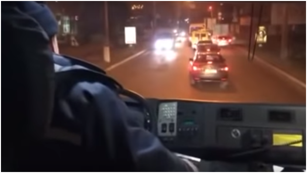 В Кременчуге водители не пропускали машину пожарных, ехавших спасать ребенка (видео)