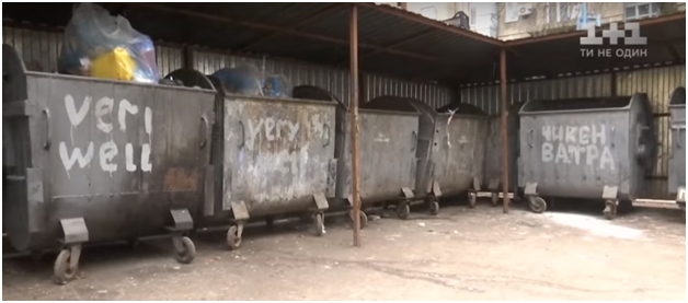 &quot;Застрягла в підлозі&quot;: в елітному кафе Києва дівчина знайшла дохлого щура