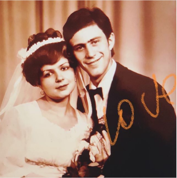 Снова удивила: Тина Кароль показала фото своих родителей со дня свадьбы