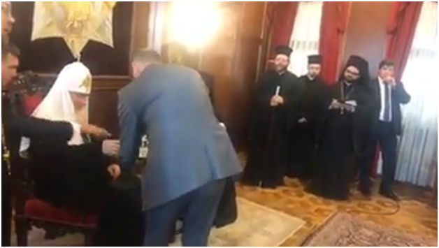 "Кому повинен був дістатися келих": на зустрічі патріархів РПЦ Кирилу "допомогли" зробити правильний вибір (відео)