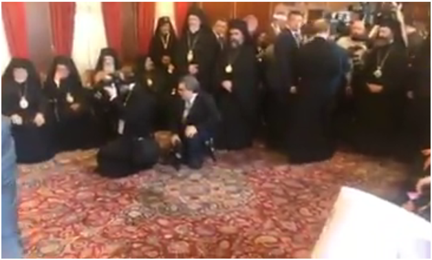 "Кому повинен був дістатися келих": на зустрічі патріархів РПЦ Кирилу "допомогли" зробити правильний вибір (відео)