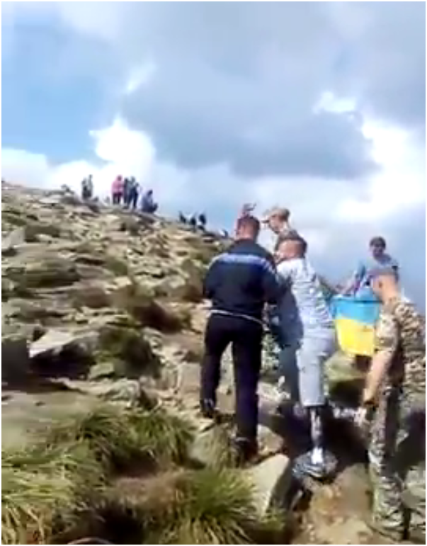 "Идти к цели": экс-военный ВСУ покорил Говерлу с протезом вместо ноги (видео)