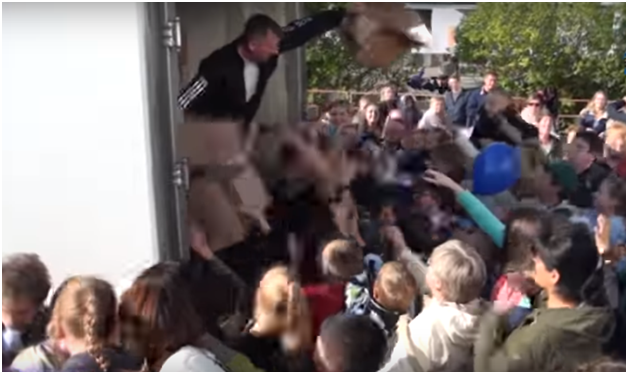 &quot;Продавцы &quot;отстреливались&quot; коробками&quot;: на Дне мороженого дети чуть не раздавили палатку (видео)