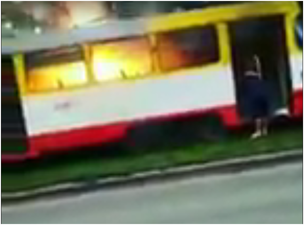 Миттєво запалав: в Одесі згорів трамвай (відео)