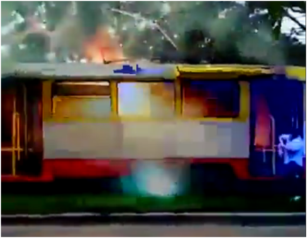 Миттєво запалав: в Одесі згорів трамвай (відео)