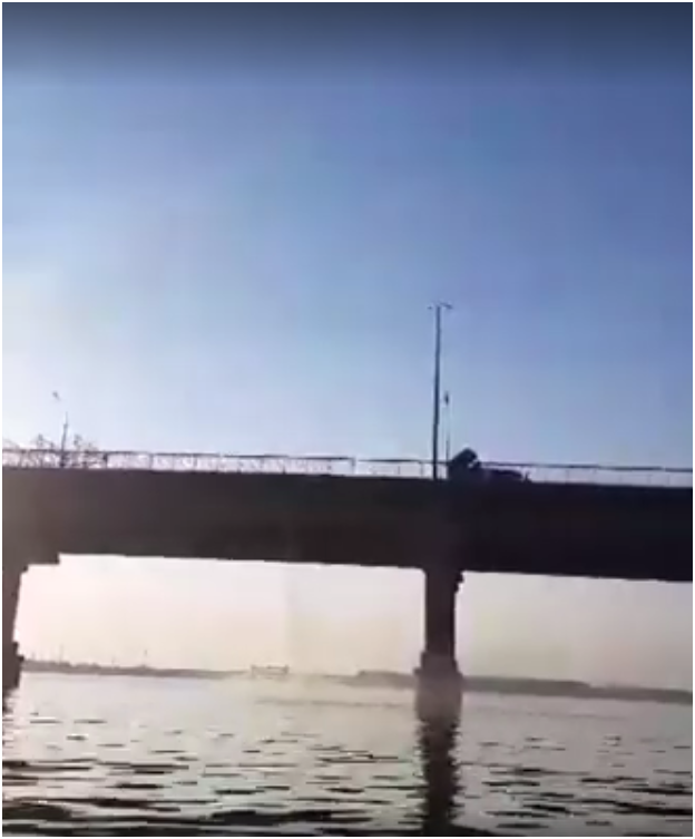 Кидают прямо с моста: в Днепре неизвестные выбрасывали в реку мусор (видео)