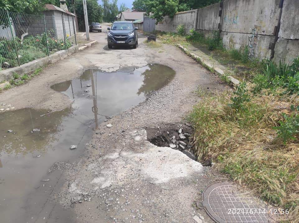 Дощі паралізували вулиці Миколаєва: місто просто попливло, а авто тонули (відео)