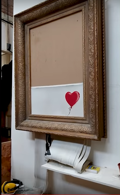 В сети появилось видео, где Бэнкси показал, что пошло не так во время самоуничтожения его картины на аукционе