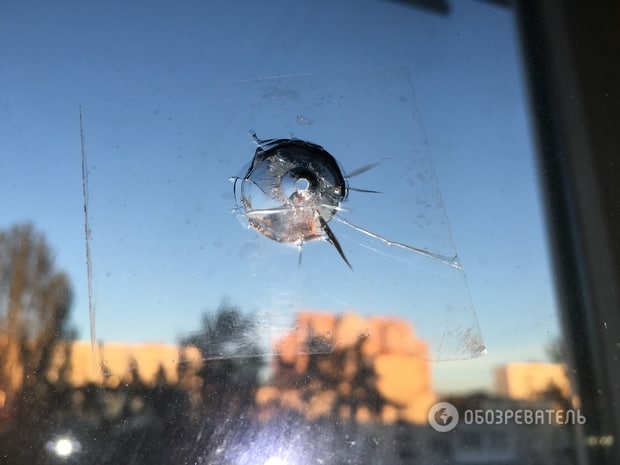 В Киеве мужчина "забавляется", стреляя из винтовки по окнам