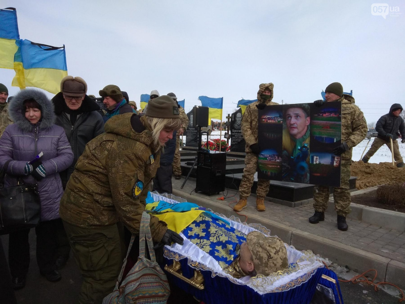 "Он сознательно шел на жертву": в Харькове похоронили снайпера батальона "Айдар" (фото)