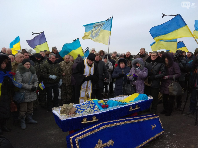 "Он сознательно шел на жертву": в Харькове похоронили снайпера батальона "Айдар" (фото)