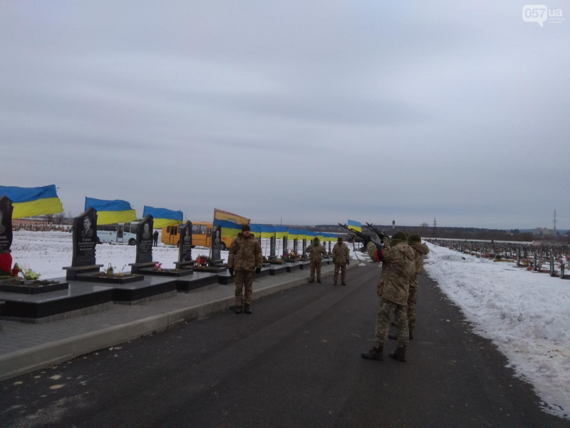 "Он сознательно шел на жертву": в Харькове похоронили снайпера батальона "Айдар" (фото)