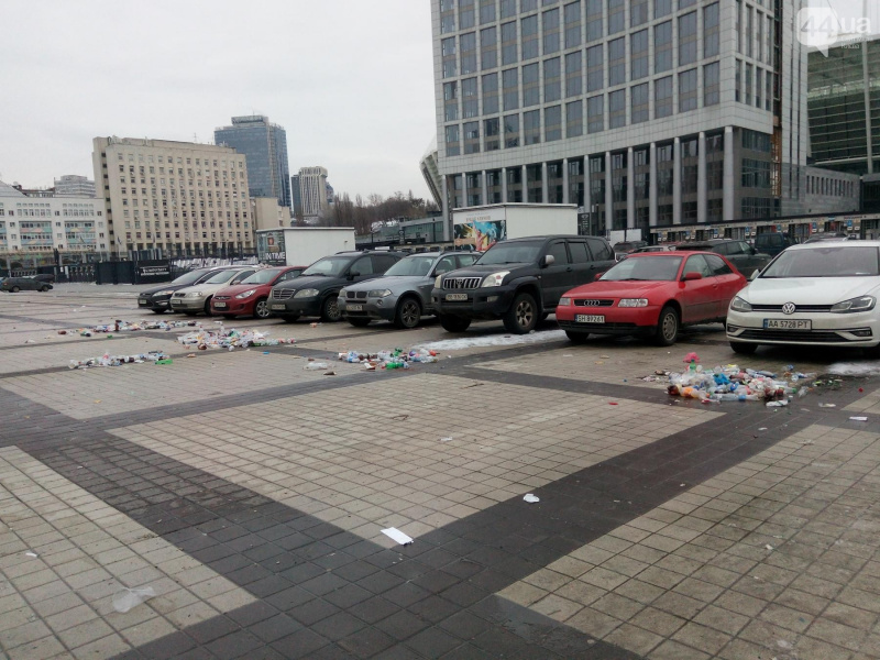 В Киеве устроили свалку под НСК "Олимпийским" (фото)