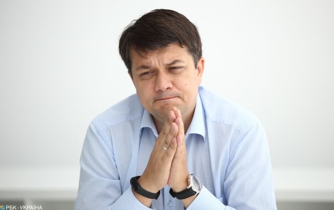 У "Слузі народу" спілкування з журналістами довірили 50 нардепам та роздали "шпаргалки"