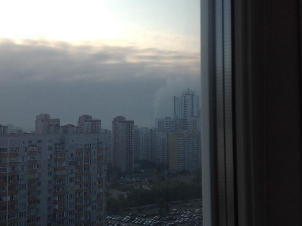 Спальний район раптово затягнуло димом: що відбувається в Києві