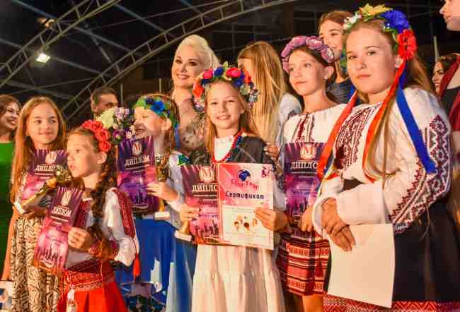 "Україна - це ми!" Діти заспівали українською на болгарському узбережжі