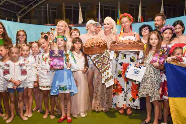 "Україна - це ми!" Діти заспівали українською на болгарському узбережжі