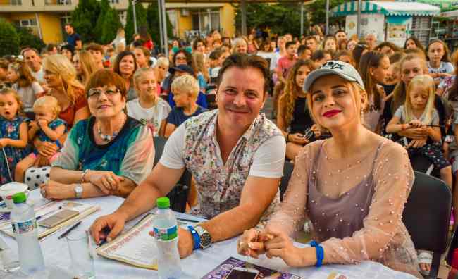 "Україна - це ми!" Діти заспівали українською на болгарському узбережжі