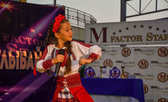 "Україна - це ми!" Діти заспівали українською на болгарському узбережжі