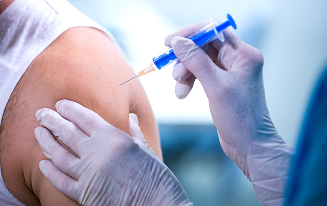 "Бувають маніпуляції": лікар розповів, чи будуть в Україні штрафуватимуть за відмову від вакцинації