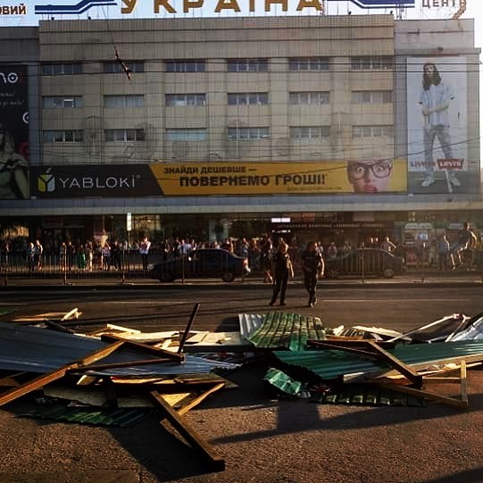 "Бежали так, что теряли обувь и одежду": жители Запорожья наказали "титушек" (видео)