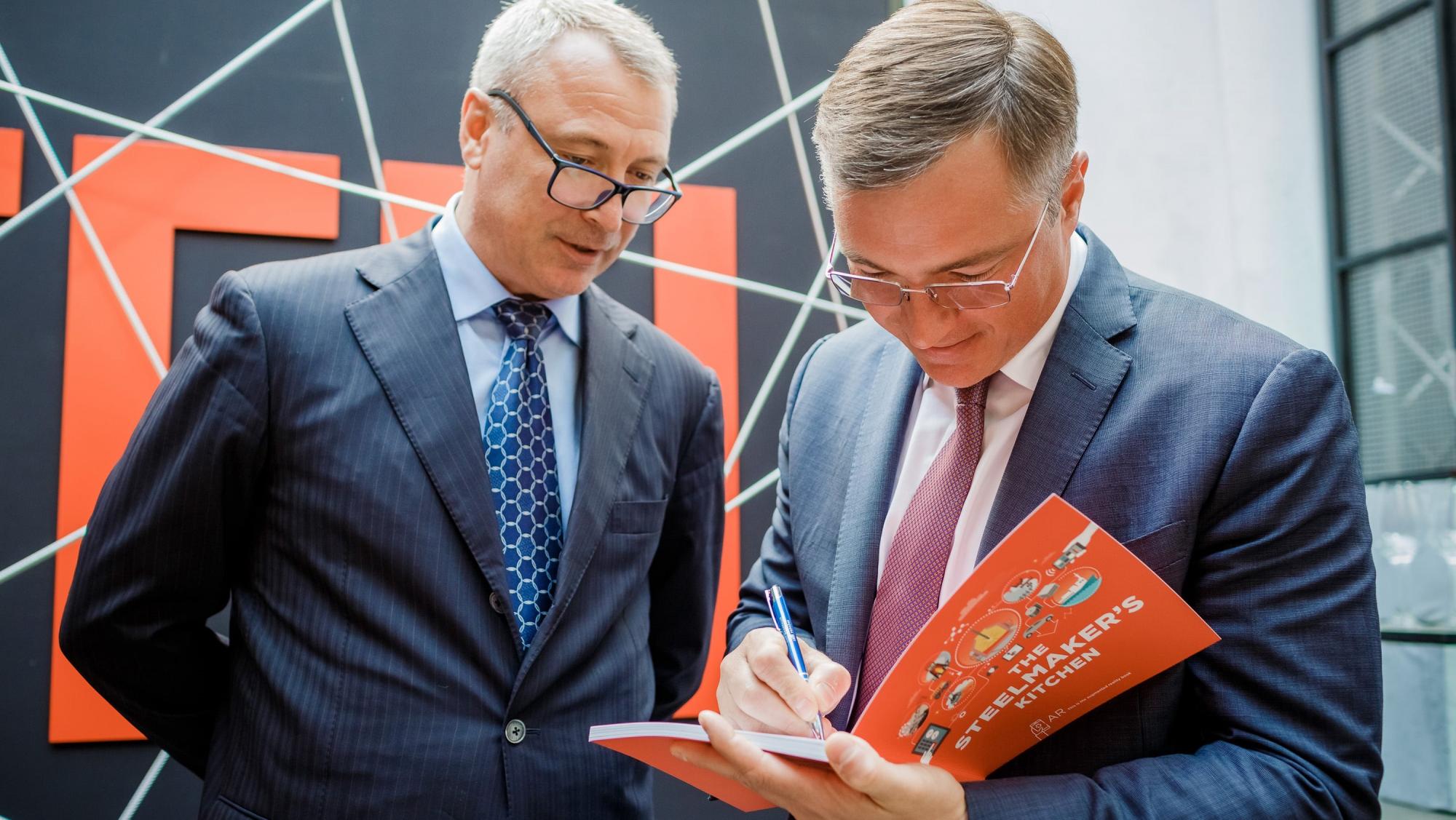 &quot;Метінвест&quot; відкрив арт-виставку і представив книгу про виробництво сталі