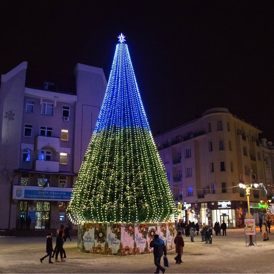 Лучшие главные елки украинских городов: потрясающие фото