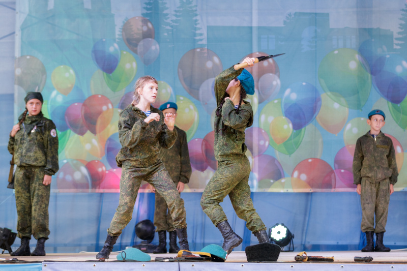 Шашки, штыки, пистолеты: выступление детей в Джанкое ужаснуло сеть (фото)